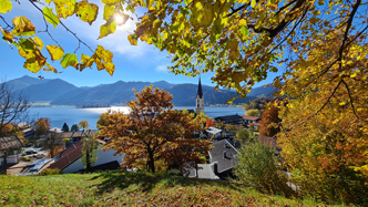 Blick vom Weinberg auf die Sixtuskirche und den Schliersee